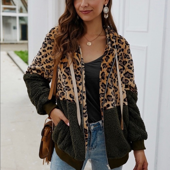 New! Clearance 🔥 Dark Green Leopard Sherpa Hoodie with pockets - Picture 2 of 6